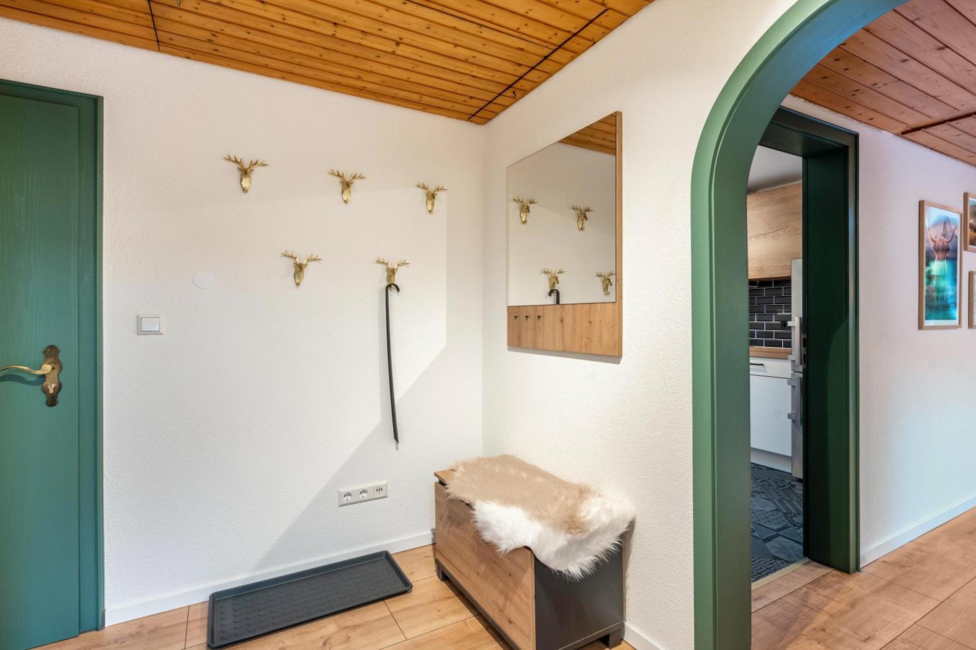 Goldener Hirsch Apartment Лар Екстериор снимка